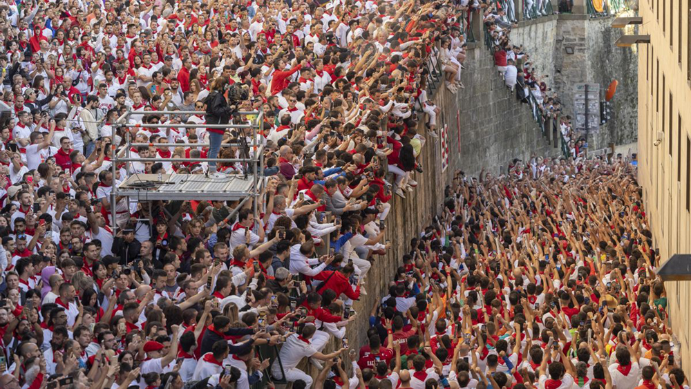 Runners singing the cantico to San Fermin before the encierro